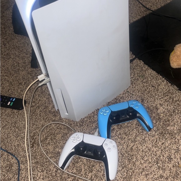 Ps5 for sale come with extra controller, no trades $500 - Picture 5 of 6